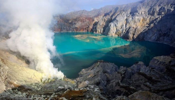 Kawah Ijen Bondowoso, Pesona Alam yang Menyimpan Misteri