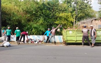 20 Petugas Dikerahkan, Sampah Sungai Jumain Tak Kunjung Tuntas Tanpa Alat Berat